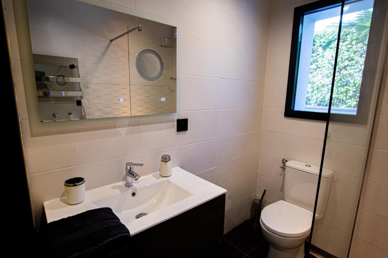 Appartement De Caractere Avec Jacuzzi Fréjus Esterno foto